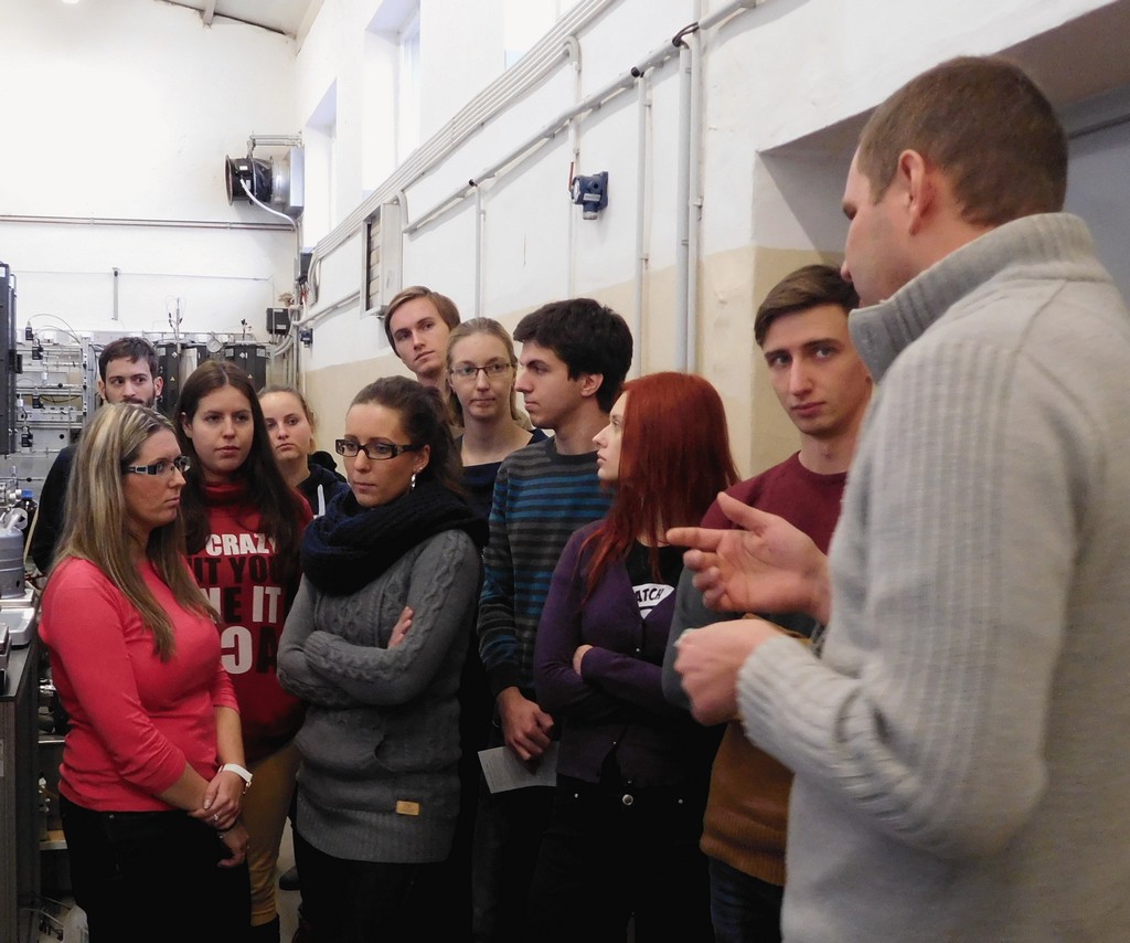 Studenti organické technologie na pokusné základně